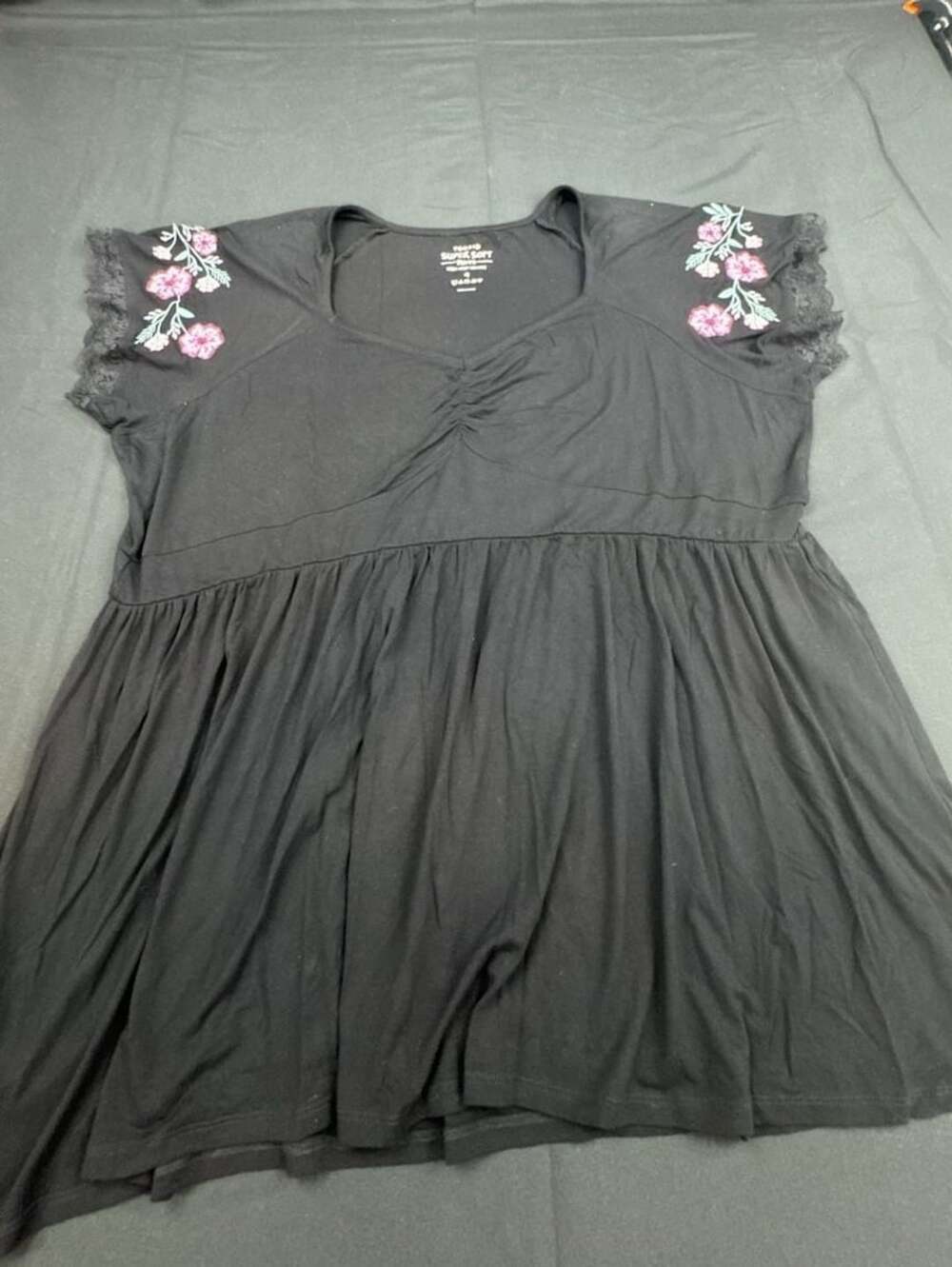 Torrid Super Soft Knits Floral Embroidered Lace Sleeve Top Size 4